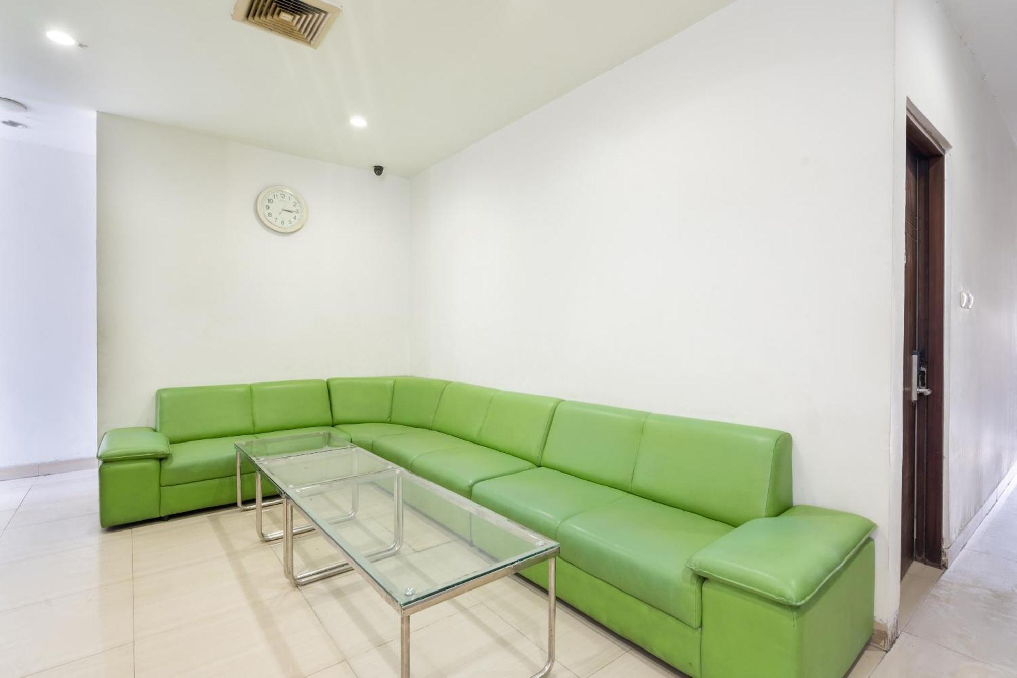 Super Oyo Flagship 91863 Metro House 3* Surabaya