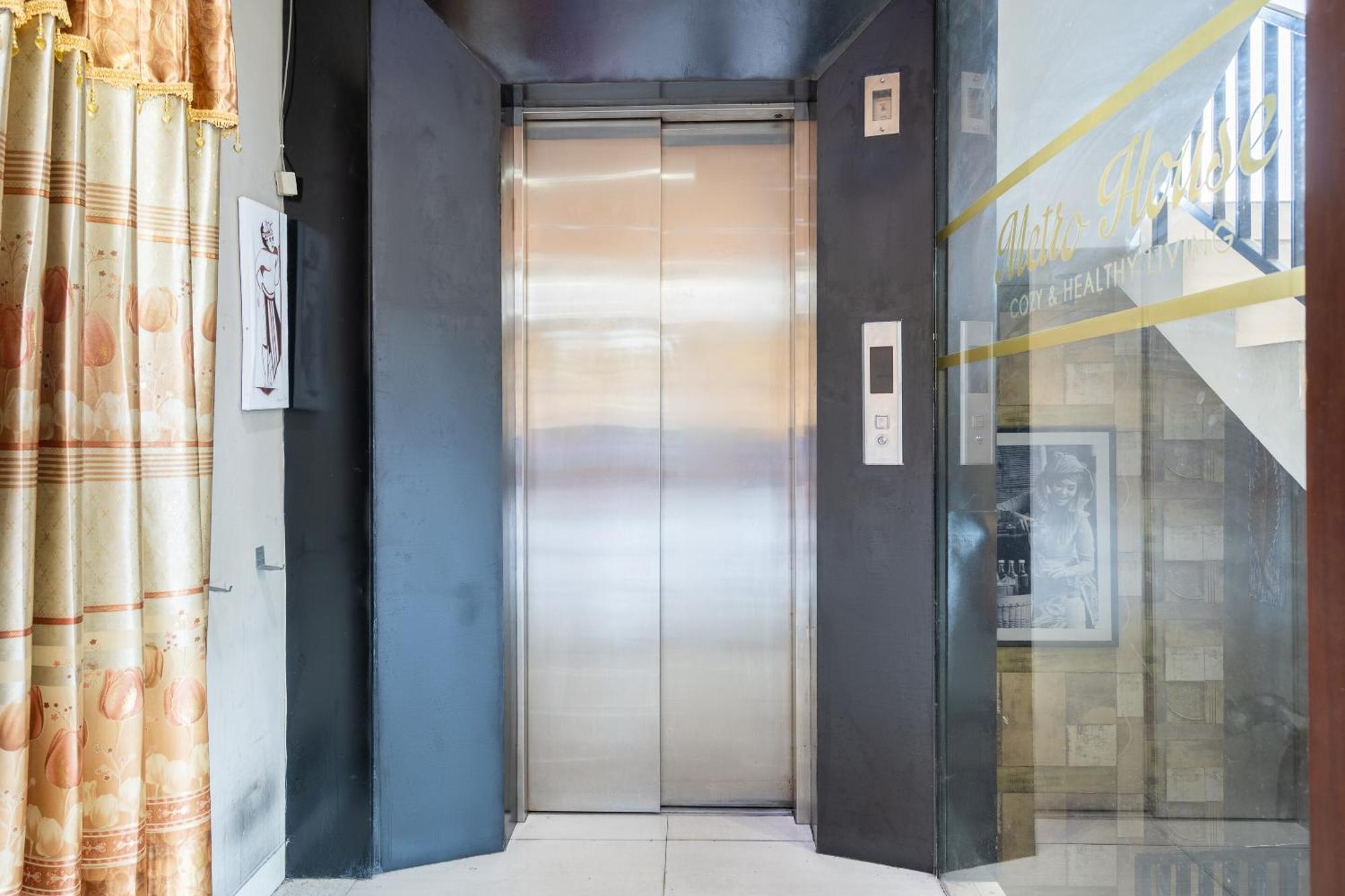Super Oyo Flagship 91863 Metro House 3* Surabaya